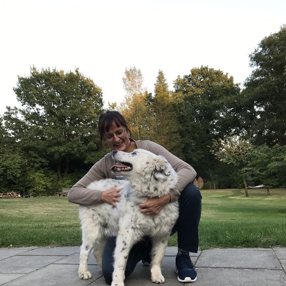 Katharina Stier mit einem ihrer Hunde im Garten.